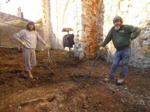 Two archaeologists unveiling the remanence of a tomb.
